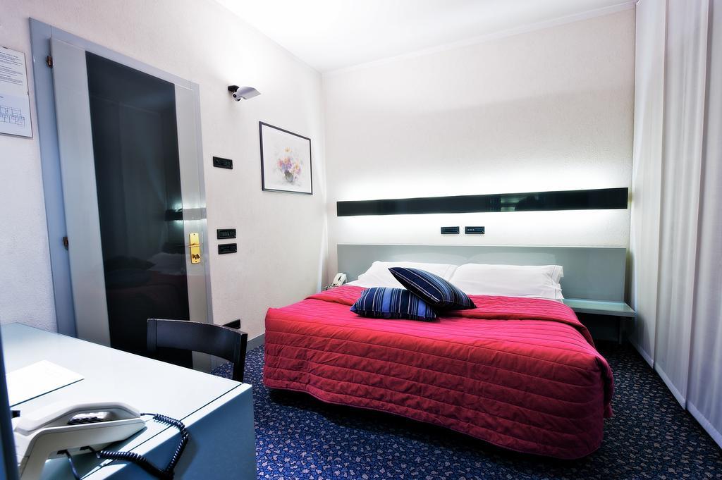Hotel Michelangelo Biella Habitación foto